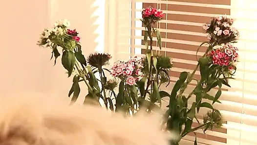 Keni Styles menghadapi dua cewek seksi dan semok