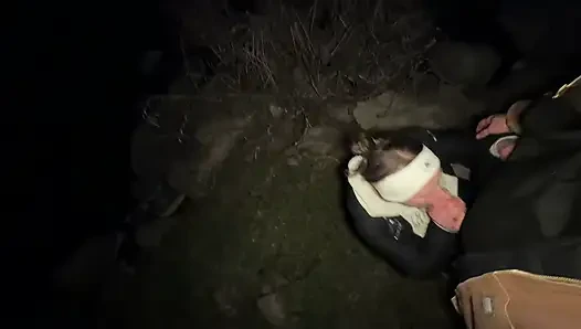 Geile ehefrau schleicht sich aus dem lager, um von großem schwanz gefickt zu werden
