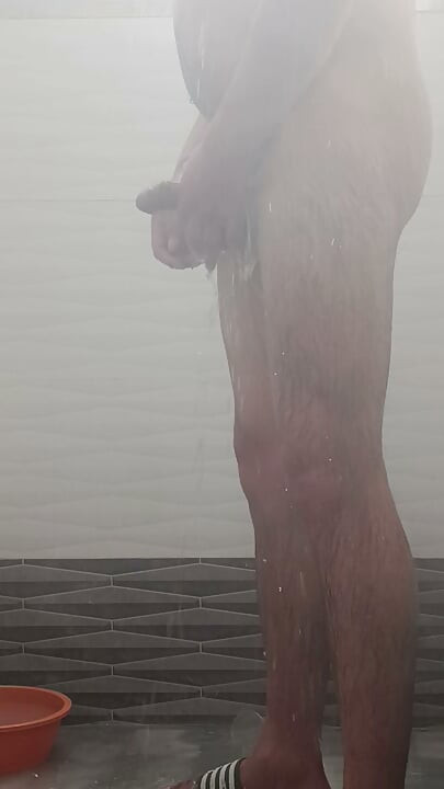 Espuma, pau duro e prazer no chuveiro