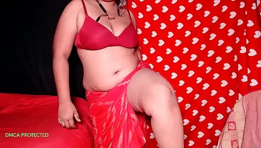 Hintli anne sulu büyük göğüslere sert basıyor
