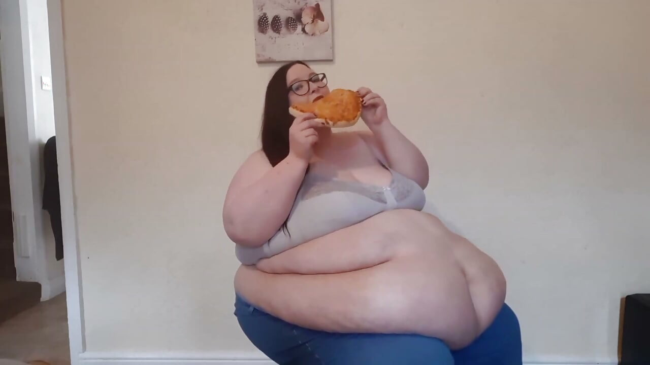 SSBBW γεμίζει πίτσα στην καρέκλα του γραφείου