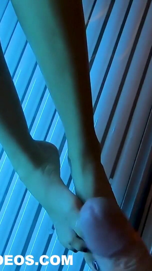 सोलारियममध्ये एकटी मुलगी - POV फूटजॉब | क्लिप १