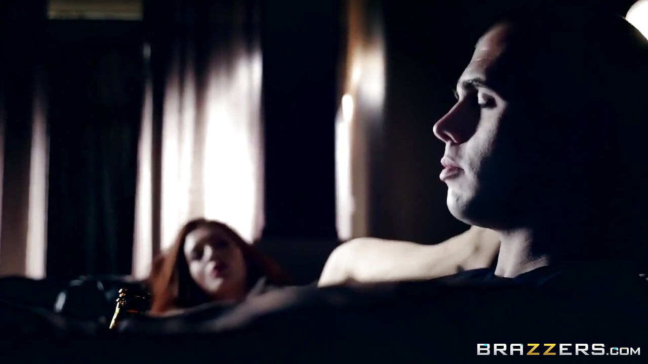 Brazzers - знехтувана дружина на Хеллоуїн-фестивалі Вероніки Вейн отримує трах у свою тугу пизду пульсуючим членом вампіра