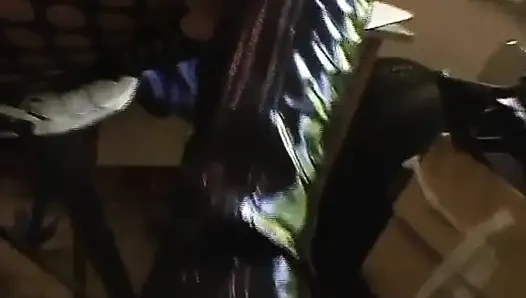 Mutlu bir şekilde gülerek, meme uçlarının çekilmesine izin veriyor