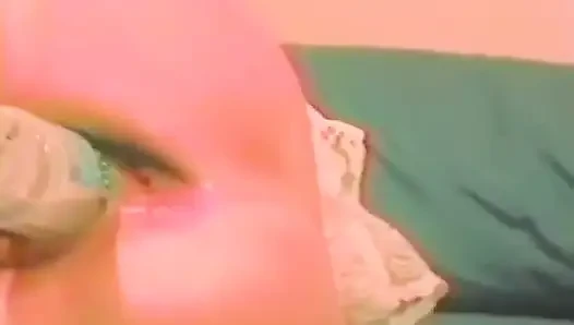 Blondine mit kleinen möpsen masturbiert mit mehreren dildos