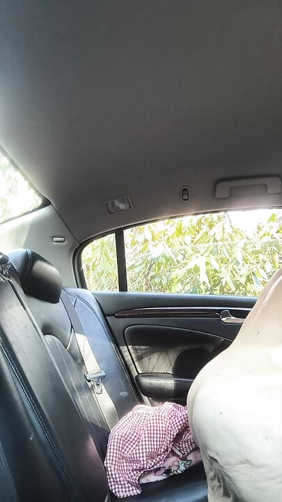 איזו נקודה רטובה ומבולגנת משחקת עם הכוס שלה בחוץ