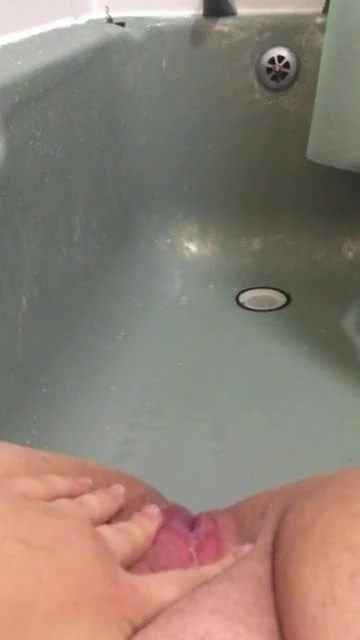 Another UK chav slut pissing
