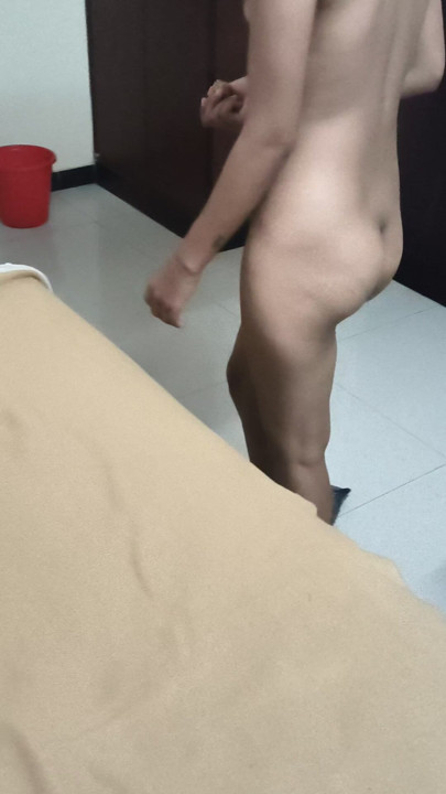 Aapki bhabhi hot hai