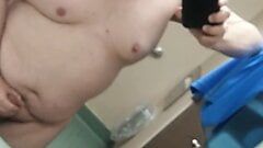 Симпатичный гладкий молодой пухлый гей-парень, молодой пухлый детка Jacob мастурбирует и снимает его большую порцию спермы