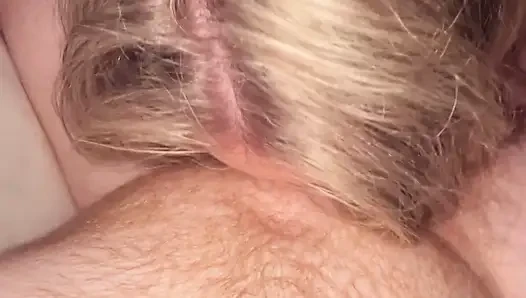 Ev yapımı gerçek amatör çift kanepede eğleniyor. Gerçek orgazm