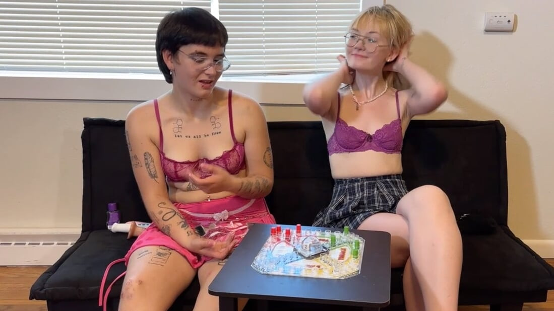 Bambi y Melody encontraron el juego Strip Trouble lento y aburrido
