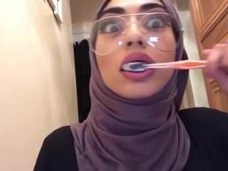 Hijabi borstar hennes vackra tänder