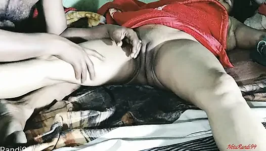 Возбужденная дези бхабхи делает массаж тела и трахается