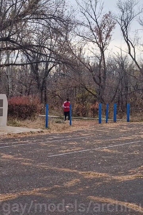 Rastgele bir atlet tüm yüzünü bitirdi ve bir femboy'a bir ağız dolusu döl boşalttı!