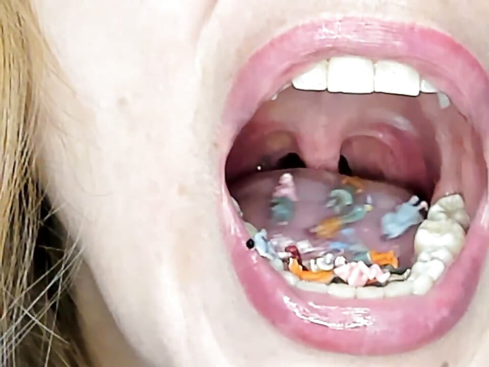 Endoscopie!! Giantess a înghițit un 25 de membri în același timp