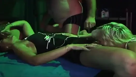 Wanita dewasa rambut cokelat di-gangbang sampai menganga lebar di pesta seks liar