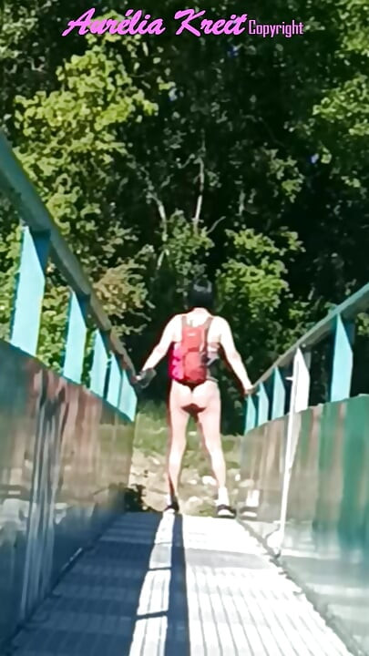 Simple video where I show my ass plugged on a footbridge during a hike