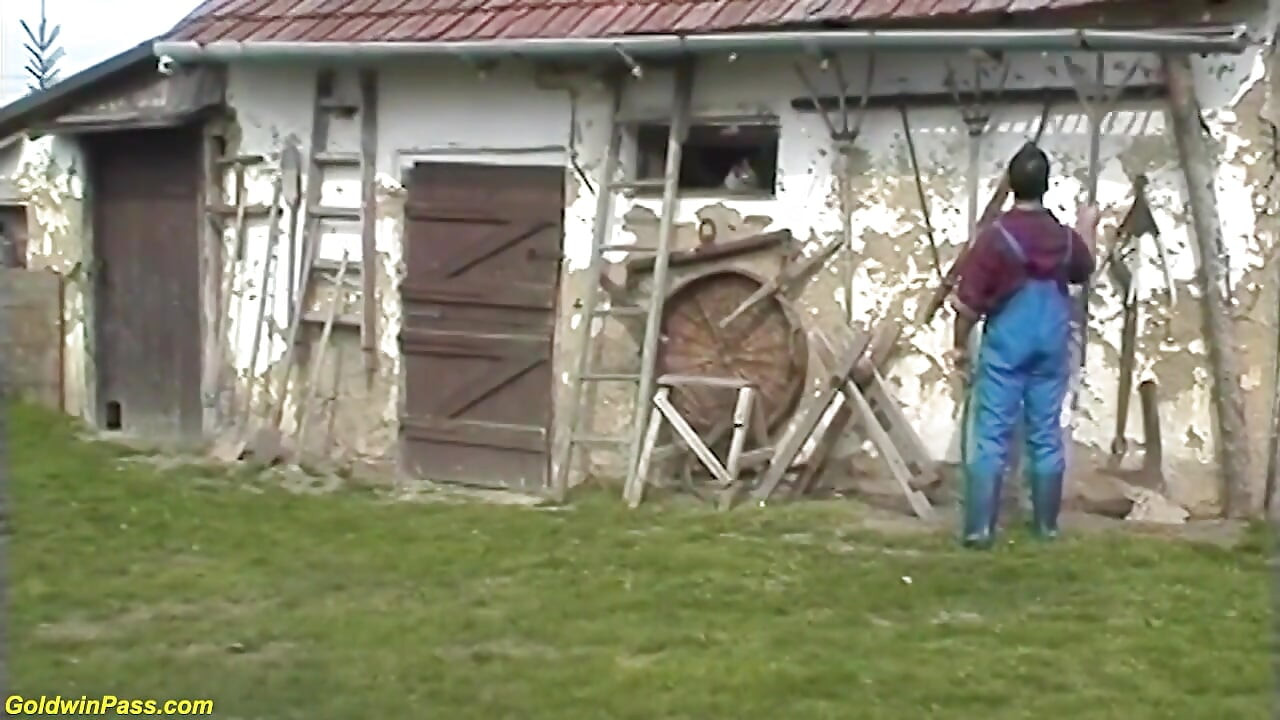 Peluda avó de 84 anos recebe duro ao ar livre fodida por seu jovem garoto brinquedo