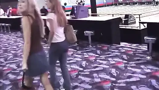 İki azgın genç kız adamın yarağının üstüne atlıyor