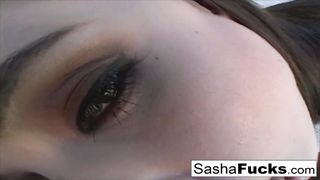 Junges Anal-Starlet Sasha spielt mit Spielzeug und Schwanz