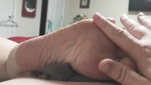 Ayah menggosok kakiku