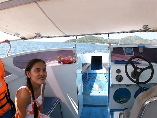 J'ai loué un bateau pour une journée et j'ai baisé dessus avec ma copine adolescente asiatique