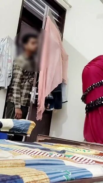 「インドの角質のメイドbijliは、濡れたパンティのために家の所有者と戦いたい」からの強力な瞬間。