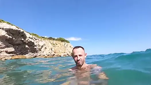 Gorące faceci bawią się w oceanie