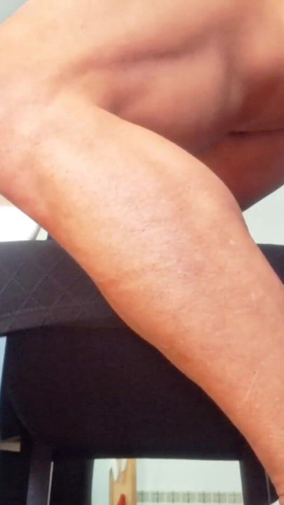 Hotsportfitboy drka ogroman kurac na stolici i stenje dok ne svrši | Isječak 2