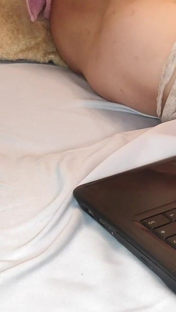 Fesselnder moment von "Milf guckt porno und masturbiert muschi, mach mit?"
