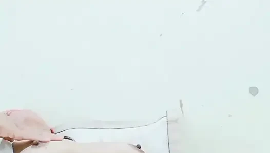 Azgın teyze yatakta amını ovuşturarak kendini kaybediyor