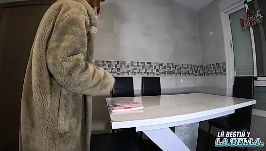 Benim için yeni ceketini model ediyor ve sikimi götüne sokma dürtüsüne karşı koyamıyorum.