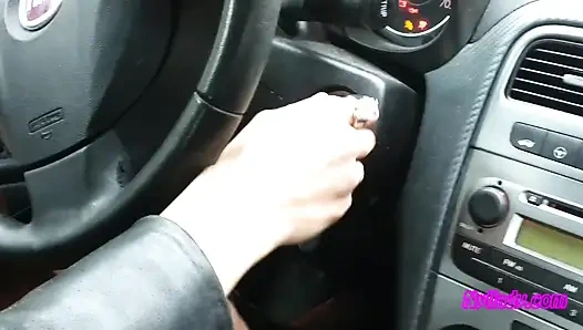 Erkek delisi kırmızı yüksek topuklu çizmeler içinde sürüyor