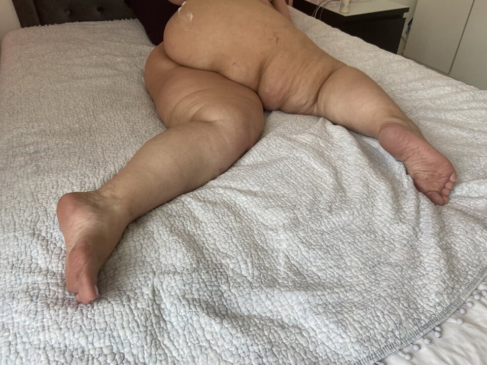 Milf gostosa com fome de bolas pretas profundas Pervertido fetiche fantasia madura milf