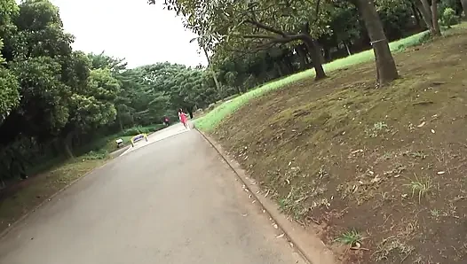 Sexy Japanese babe gets an outdoor fingering