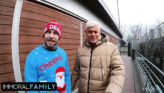 Üvey baba Dan iki kadının daracık amcıklarını sikiyor!