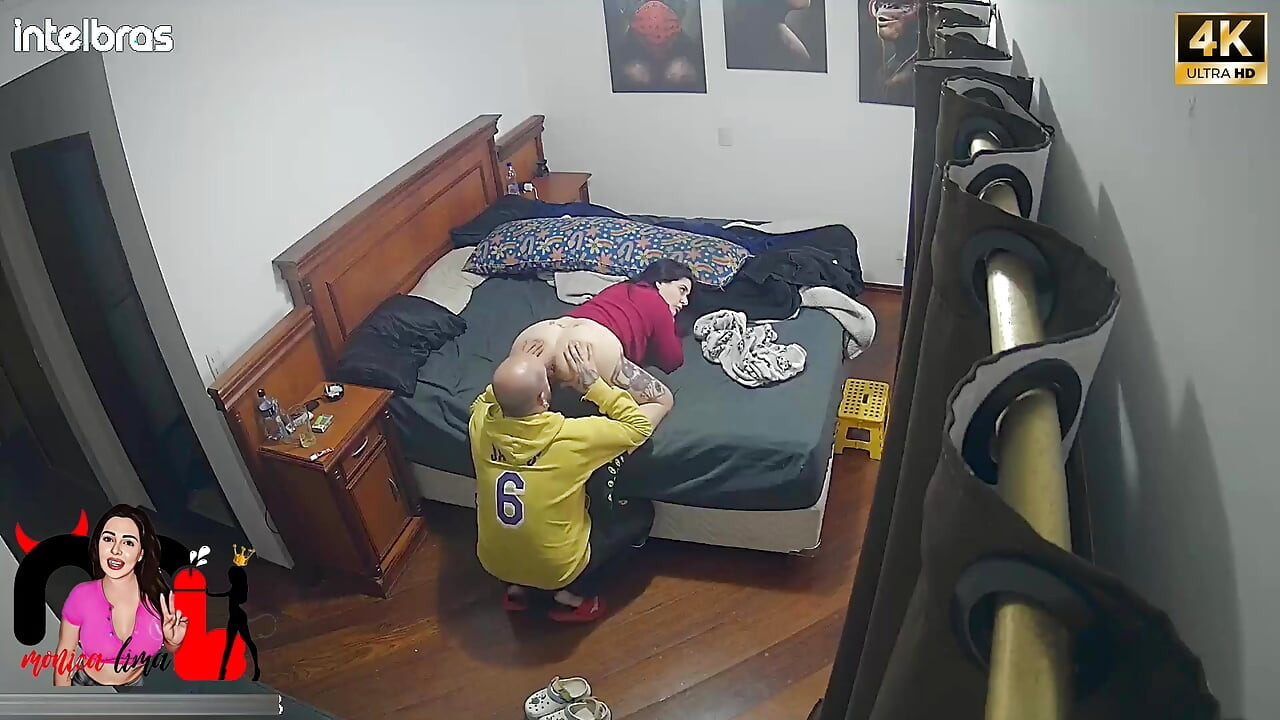 Doručovatel z Ifood mi naplnil zadek semenem a paroháč všechno uklidil!