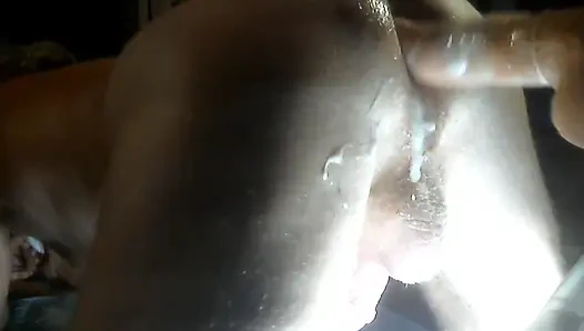 Dönen itici dildo deliğimi ıslak ve ıslak hale getiriyor