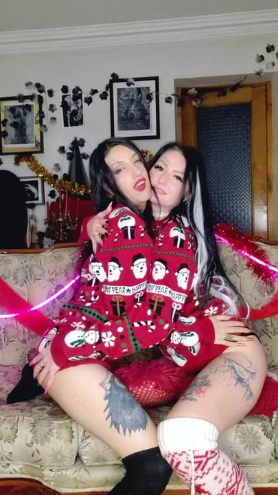 ドミナ・ニカとダークスペースソーラーが枕に秘部を擦りつけ、枕の代わりに顔を置くイメージをしてみて