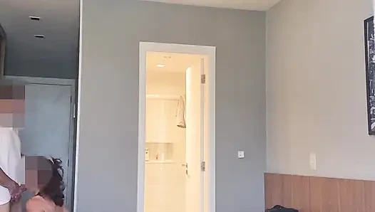 Kocam dışarıda ızgara yaparken, emiyor ve odada arkadaşı tarafından sikiliyor