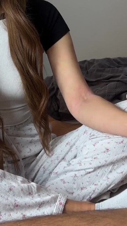 Mia lindos calcetines y linda pyjama | Clip 1