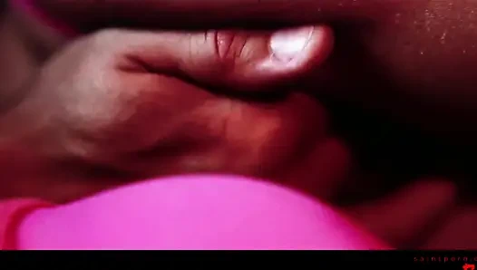 Schönheit Mit Dunklen Haaren Gibt Einen Blowjob Und Wird Tief Gefickt