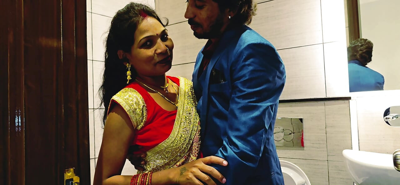 Lal pari jesi hot hardcore lady bathroom m mili uske sath sex karne ke leye bat hui phle wo na bolrhi thii fir usne soft sex karne ke leye k