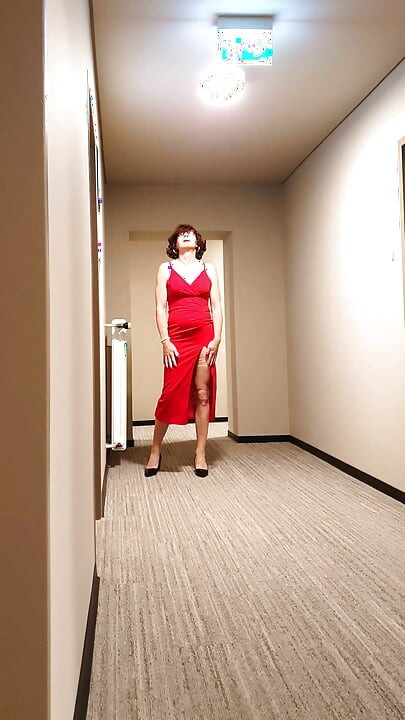 Seksi erotično i neozbiljno u crvenoj haljini