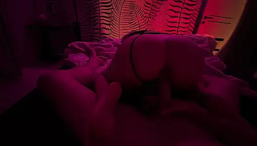 Menjerit, mengerang, percakapan, nymphomaniac, menyukai penetrasi yang mendalam