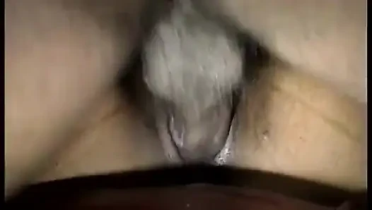 Geiles schwarzes schätzchen spreizt ihre muschi und leckt ihre titten auf dem sofa