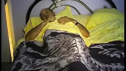 Dede hizmetçisine başkasıyla yatması için para ödüyor!
