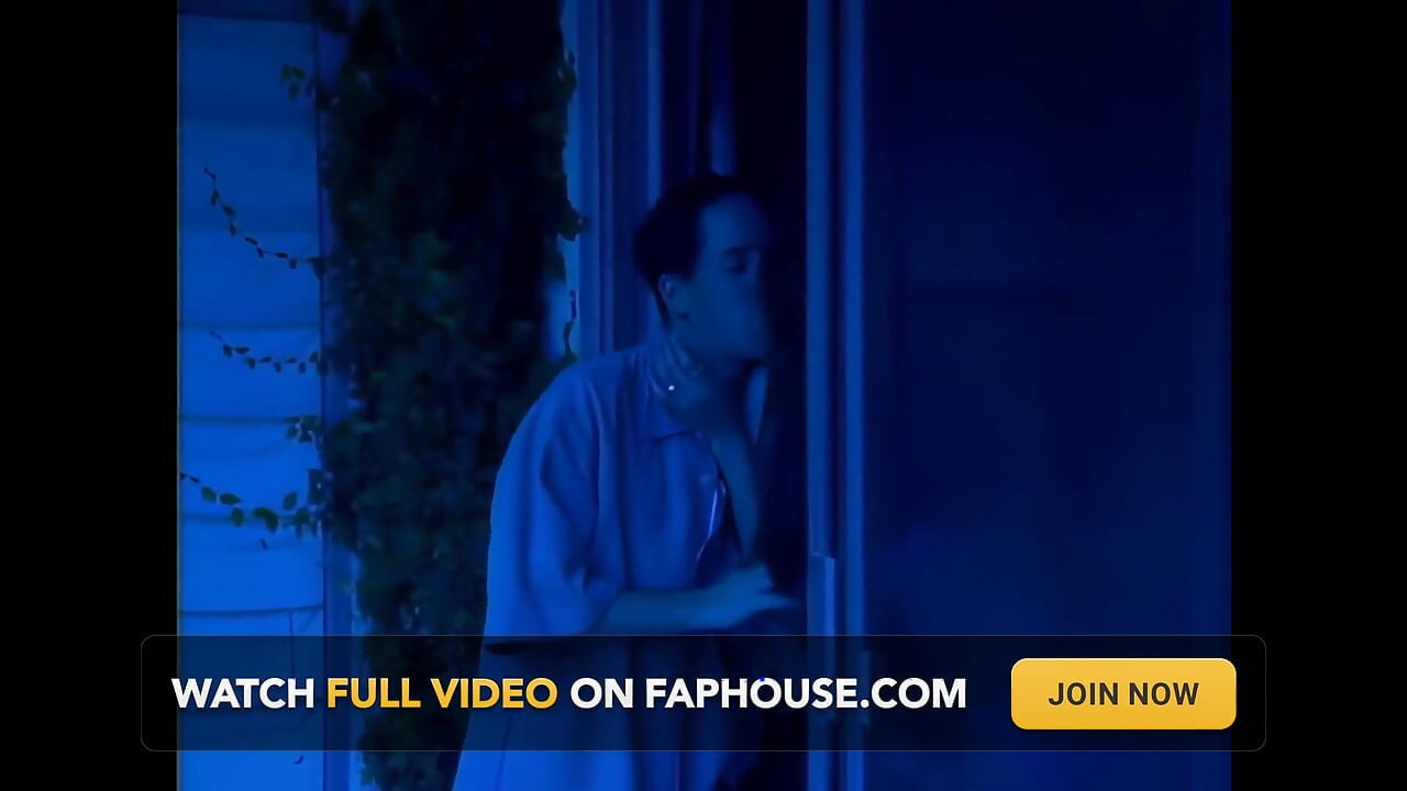 아름다운 젊은 그웬 서머스가 한밤중에 격렬하게 섹스했다