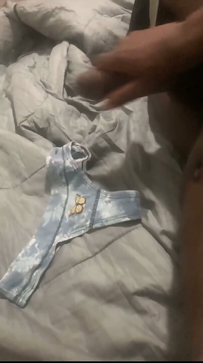 有人把內褲留在樓梯上，讓陌生人射在上面