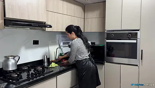 Bosku mengelabui kecerobohan istrinya dan ngentot aku habis-habisan!